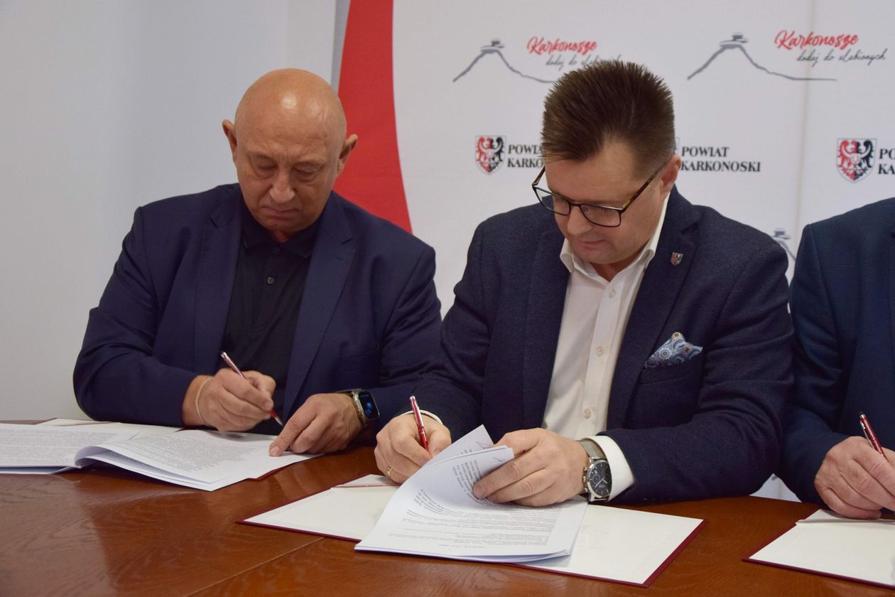 Powiat: Umowa na drogę powiatową