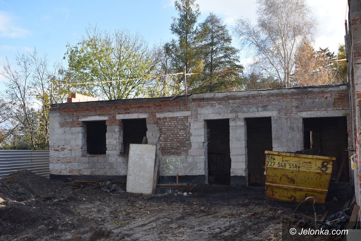 Sobieszów: Budują w dawnej bursie