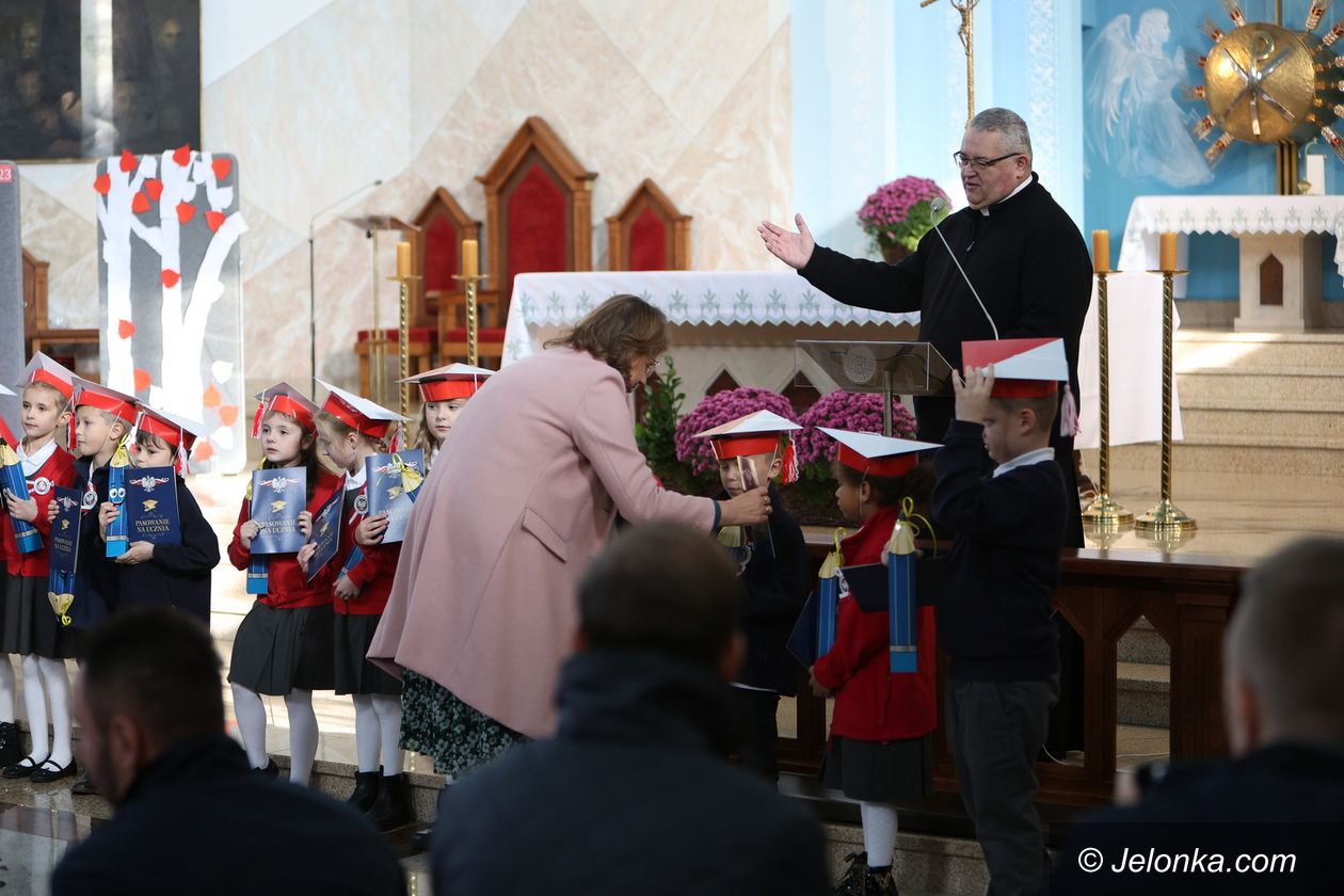 Jelenia Góra: Pasowanie pierwszaków w kościele