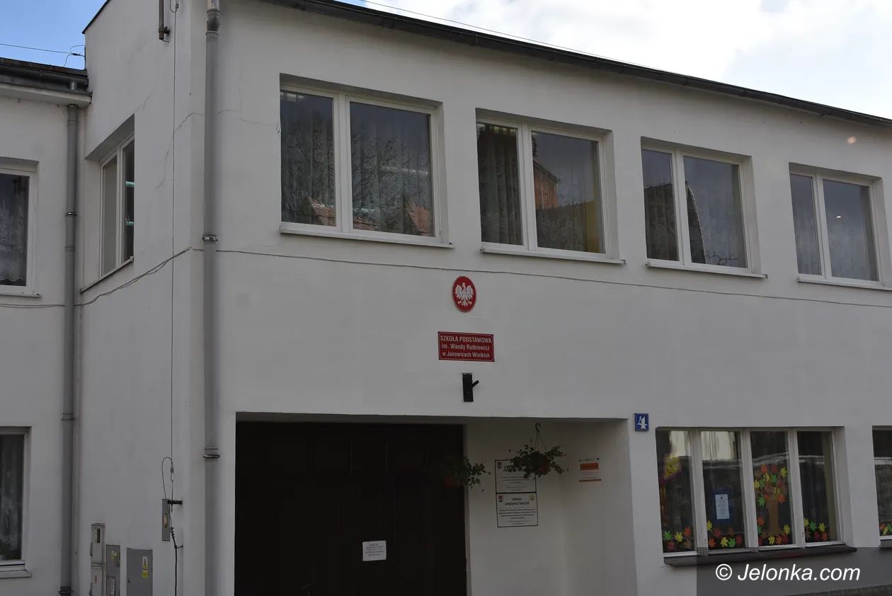 Janowice Wielkie: Wstawili zbyt małe drzwi
