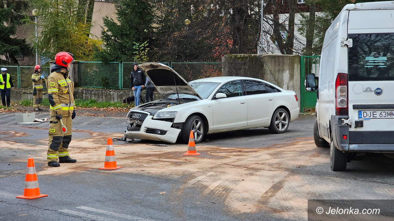 Jelenia Góra: Kraksa – 3 samochody i autobus