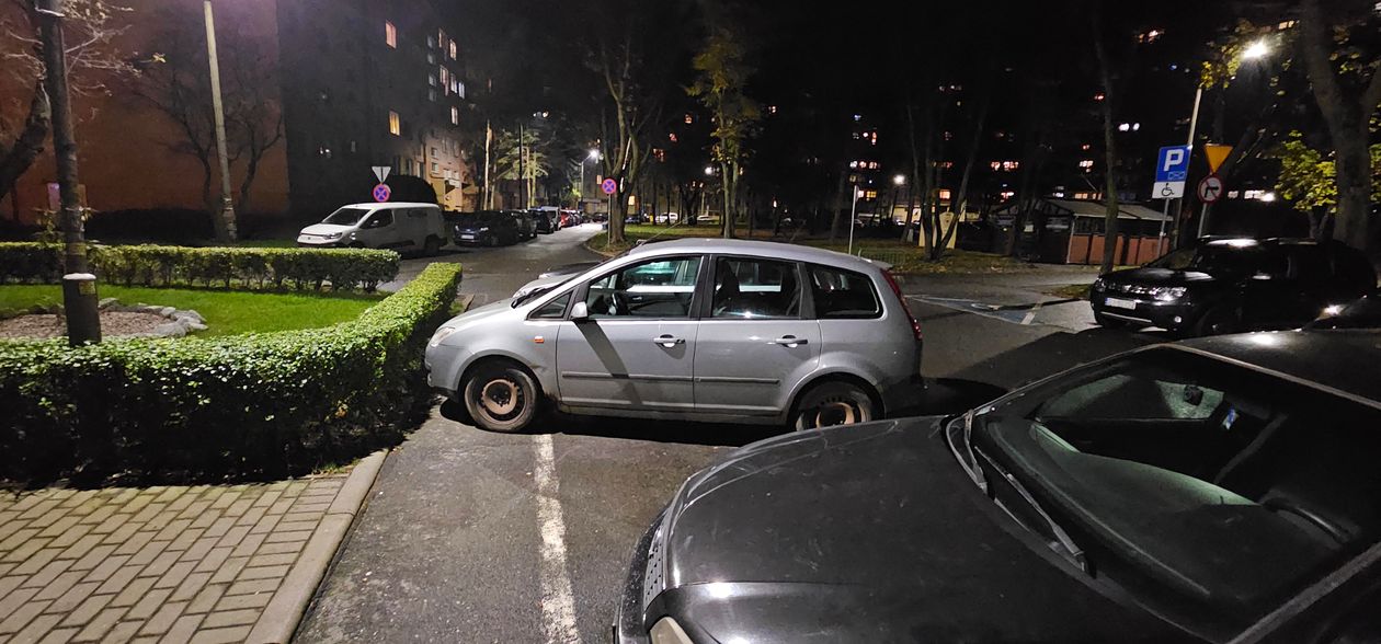 Dolny Śląsk: Tak się parkuje na Noskowskiego 1