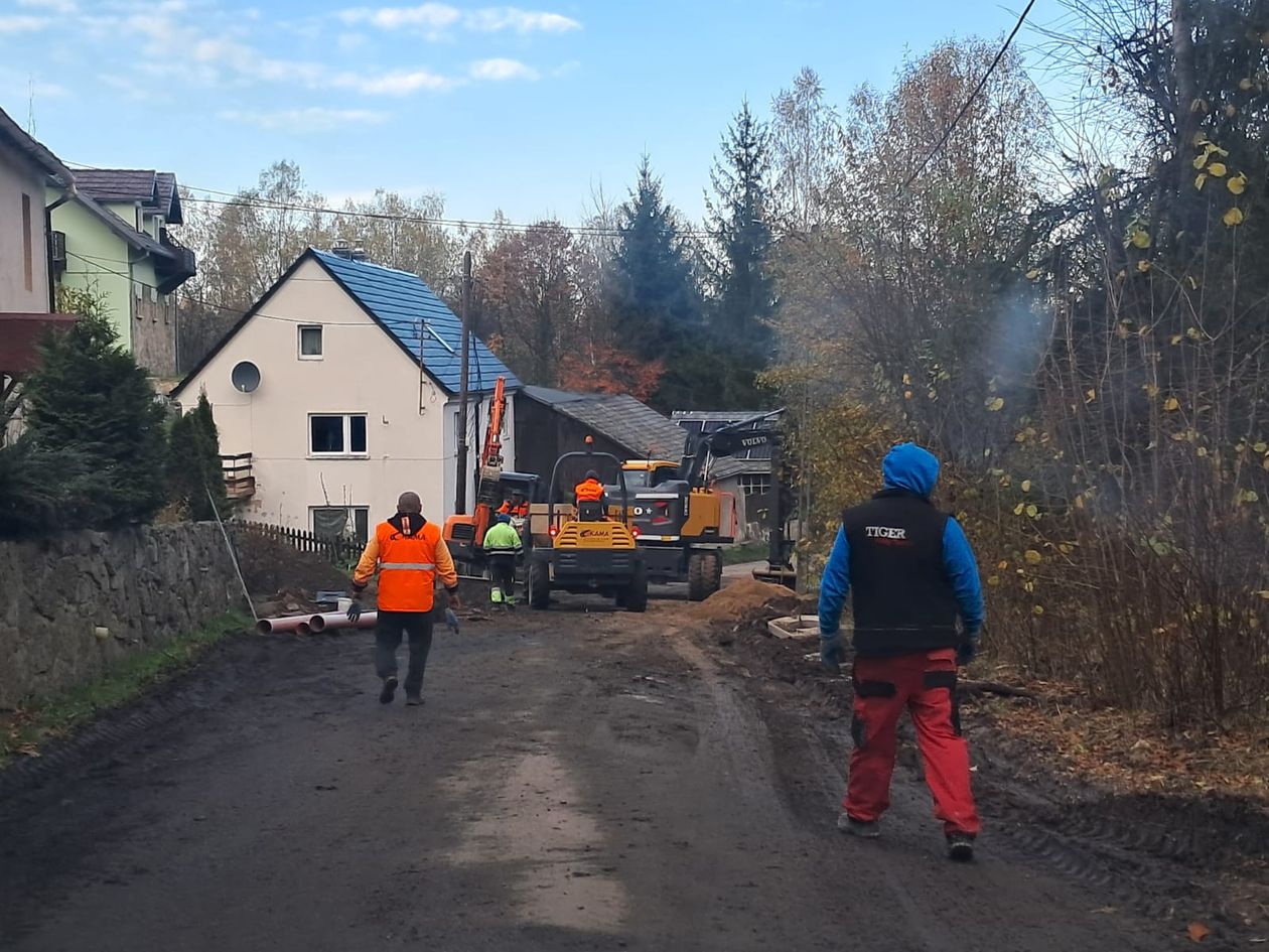 Siedlęcin: Leją asfalt na Górnej