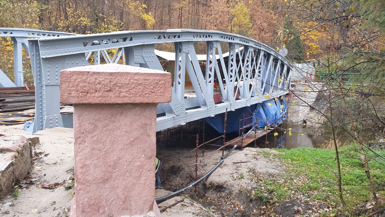 Barcinek: Znika rdza z mostu