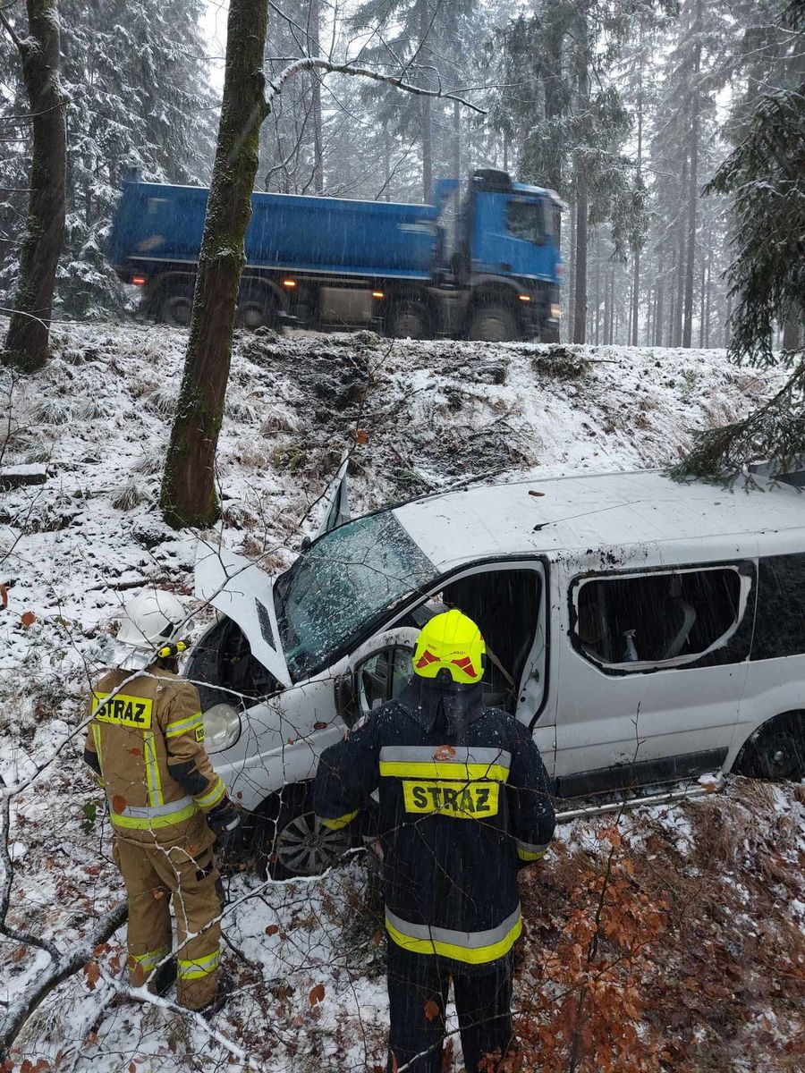 Karkonosze: Bus wypadł z drogi