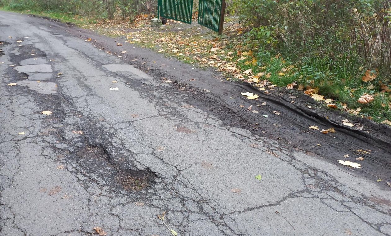 Mniszków: Woda niszczy drogę