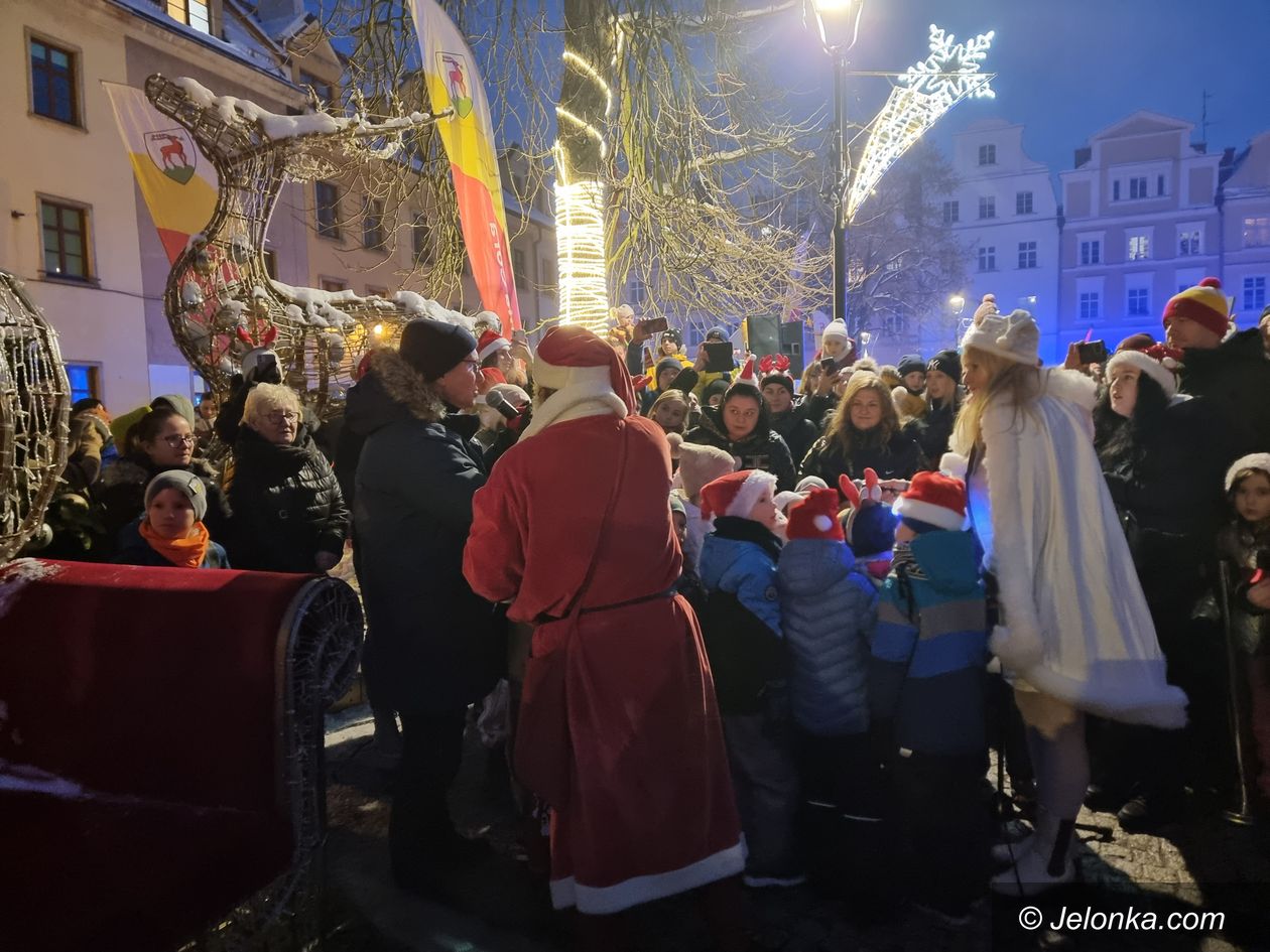 Jelenia Góra: Choinka koło Ratusza już świeci