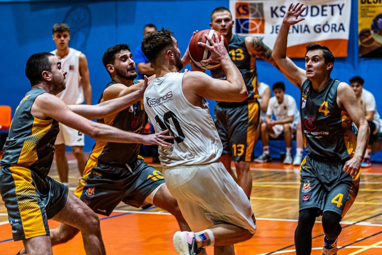 II liga koszykarzy: Niemoc pod koszem rywali