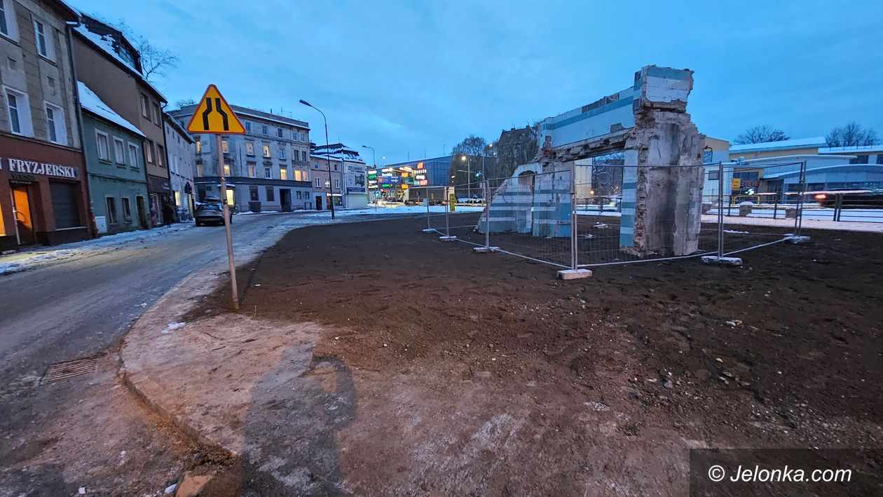 Jelenia Góra: Ludzie komentują – zrównali ruderę z ziemią