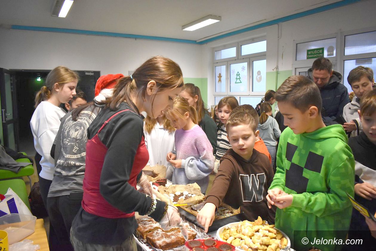 Jelenia Góra: Kiermasz świateczny w SP 8