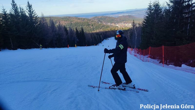 Karkonosze: Policjanci na nartach