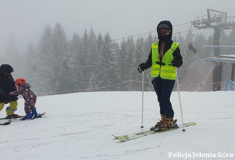 Karkonosze: Policjanci na nartach