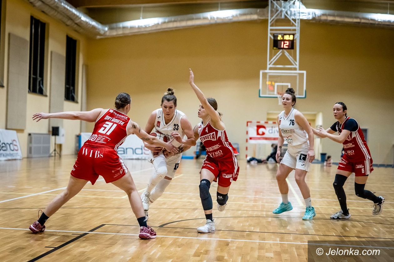 I liga koszykarek: Przespały pierwszą połowę meczu