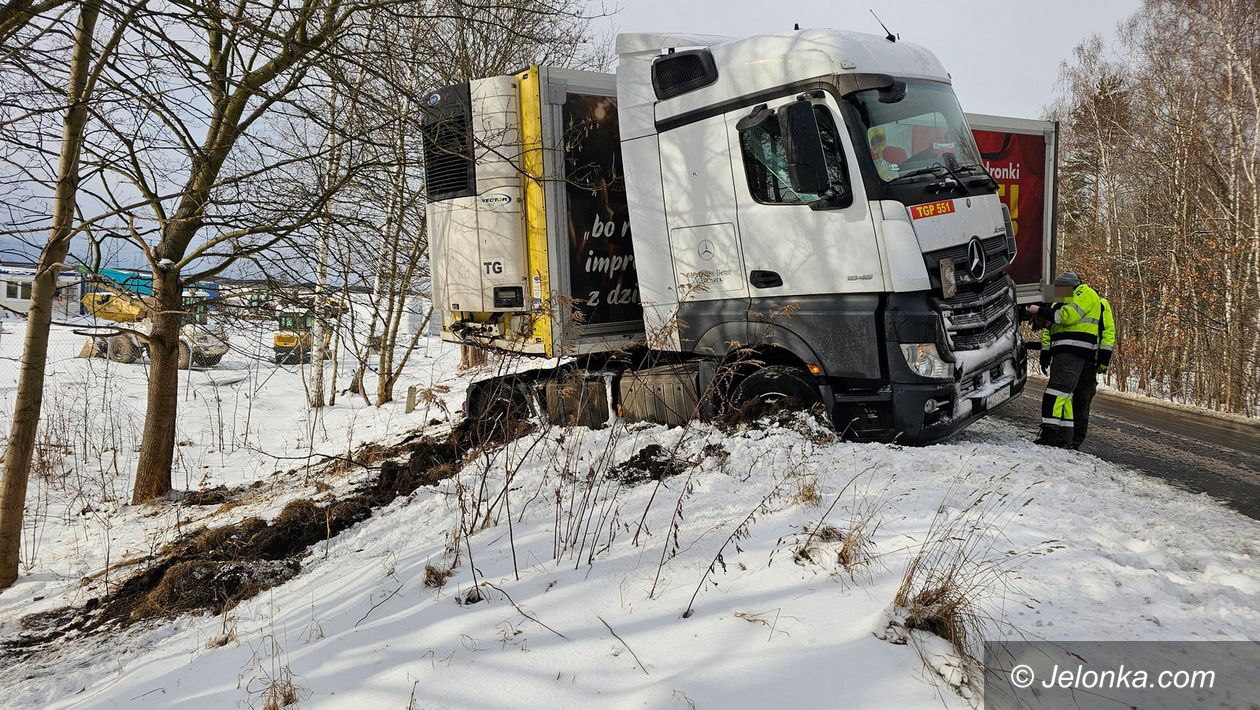 Jelenia Góra: Biedronkowy tir w rowie