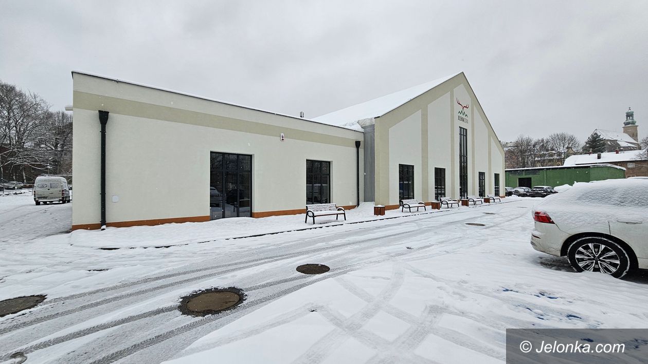 Jelenia Góra: Wiatr uszkodził dach lodowiska