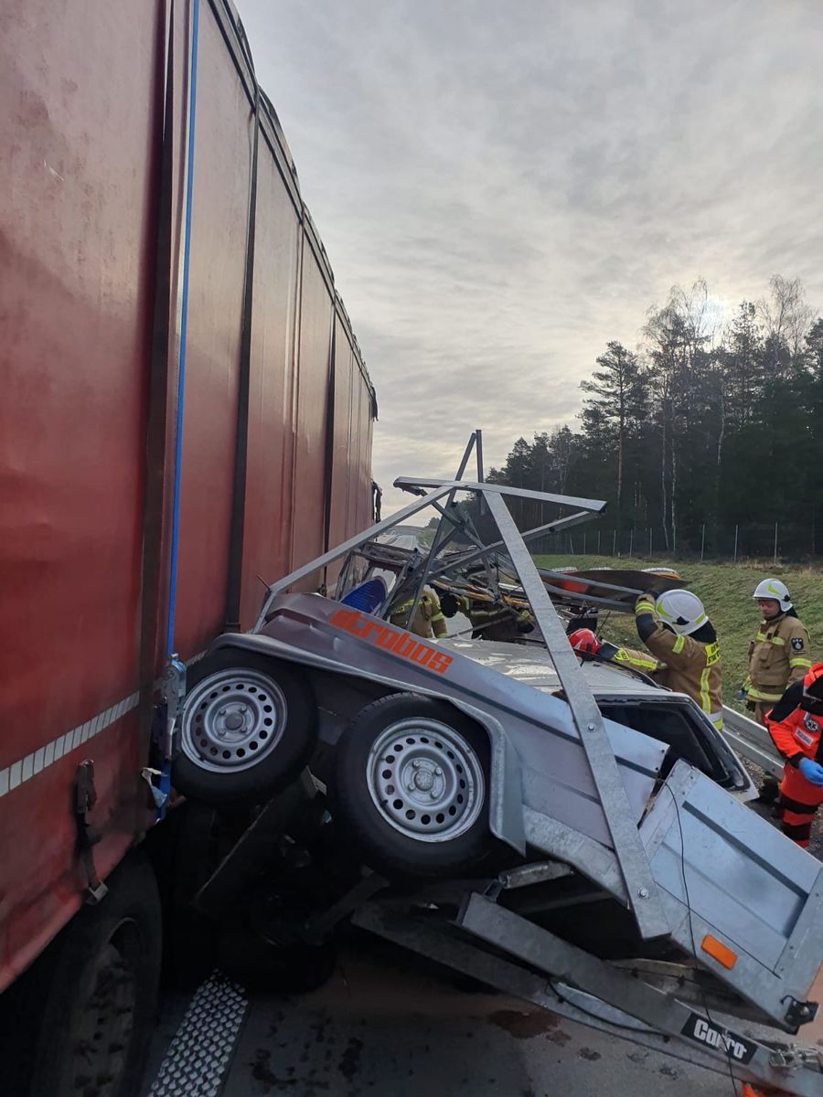 Dolny Śląsk: Osobówka pod TIR–em