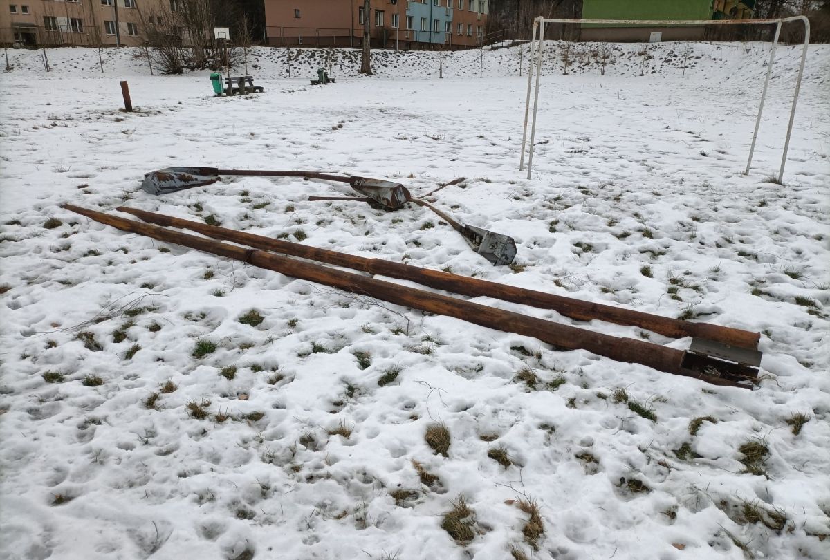 Sobieszów: Wycięli lampy na złom