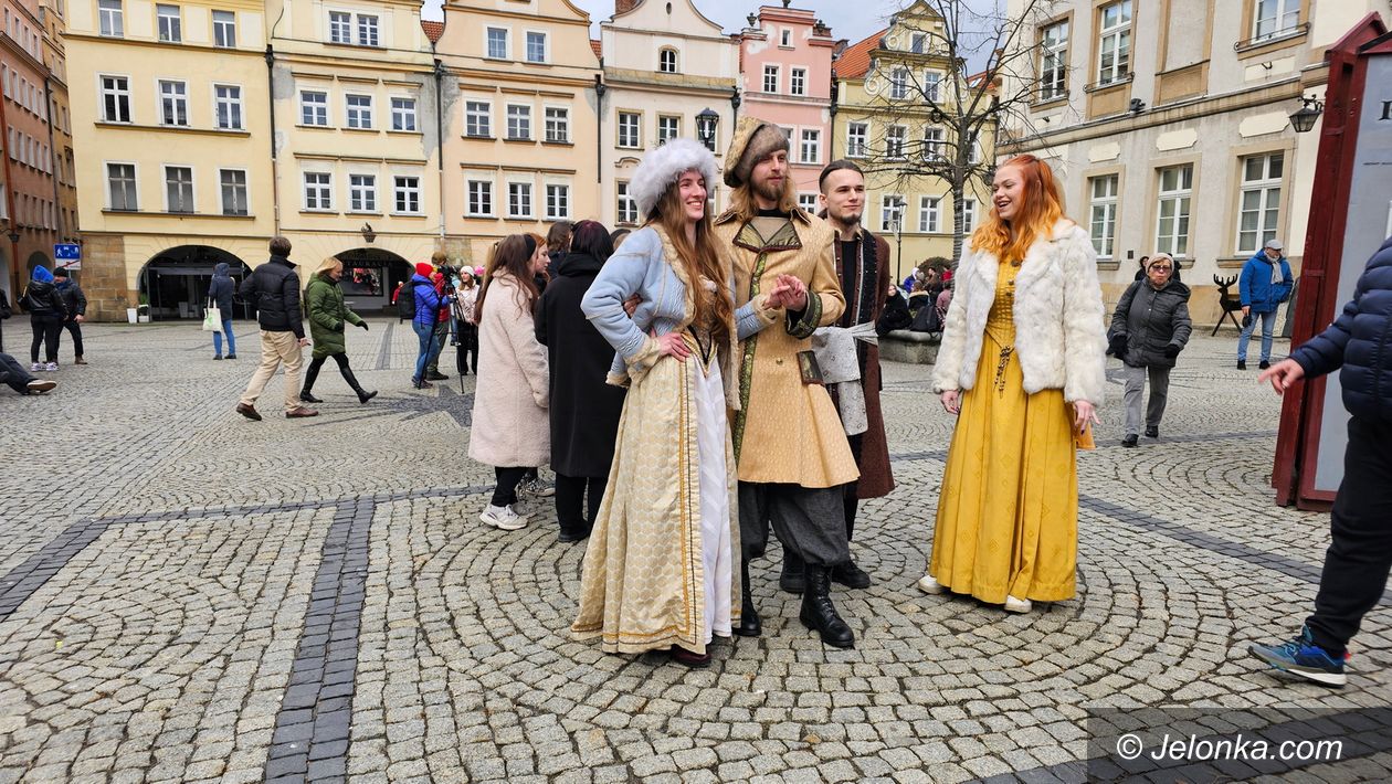 Jelenia Góra: Zatańczyli Poloneza na Placu Ratuszowym