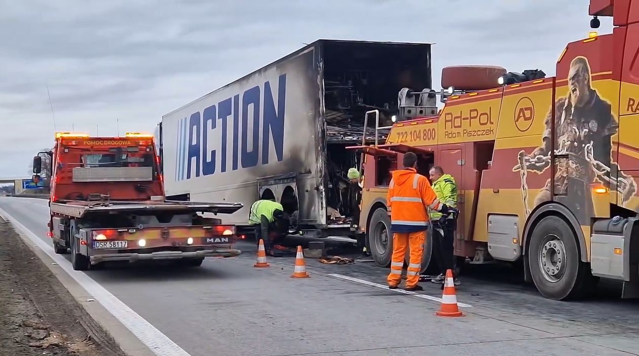 Autostrada A4: Nadpalona naczepa odholowana