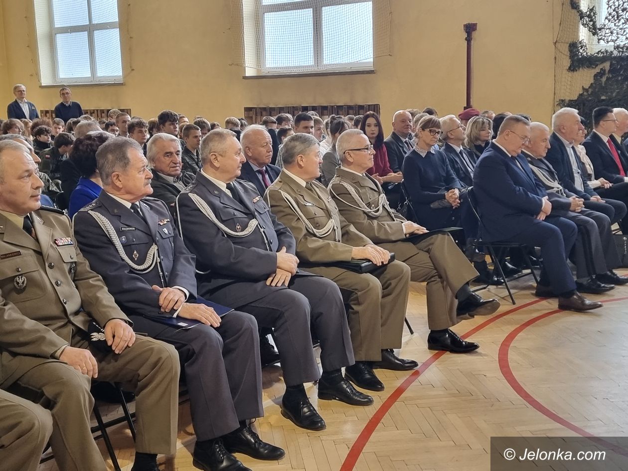 Piechowice: Imię i sztandar dla szkoły