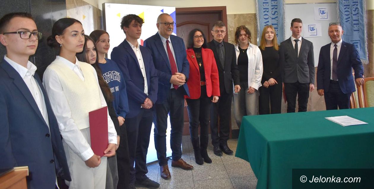 Jelenia Góra: Marszałek nagrodził liderów