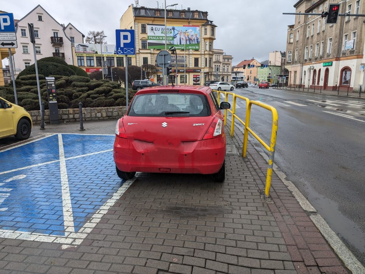 Jelenia Góra: Parkowanie na bakier z przepisami