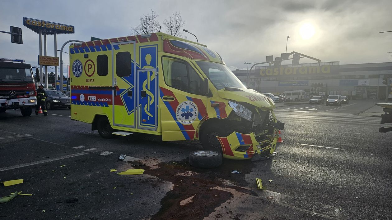 Jelenia Góra: Karetka Mercedes zderzyła się z osobowym Renault