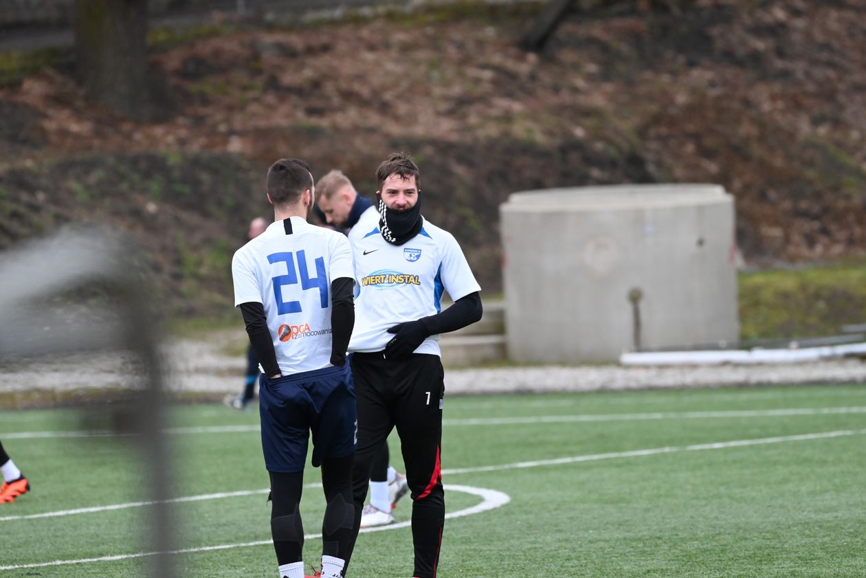 IV liga: Zaległy bój dla faworyta