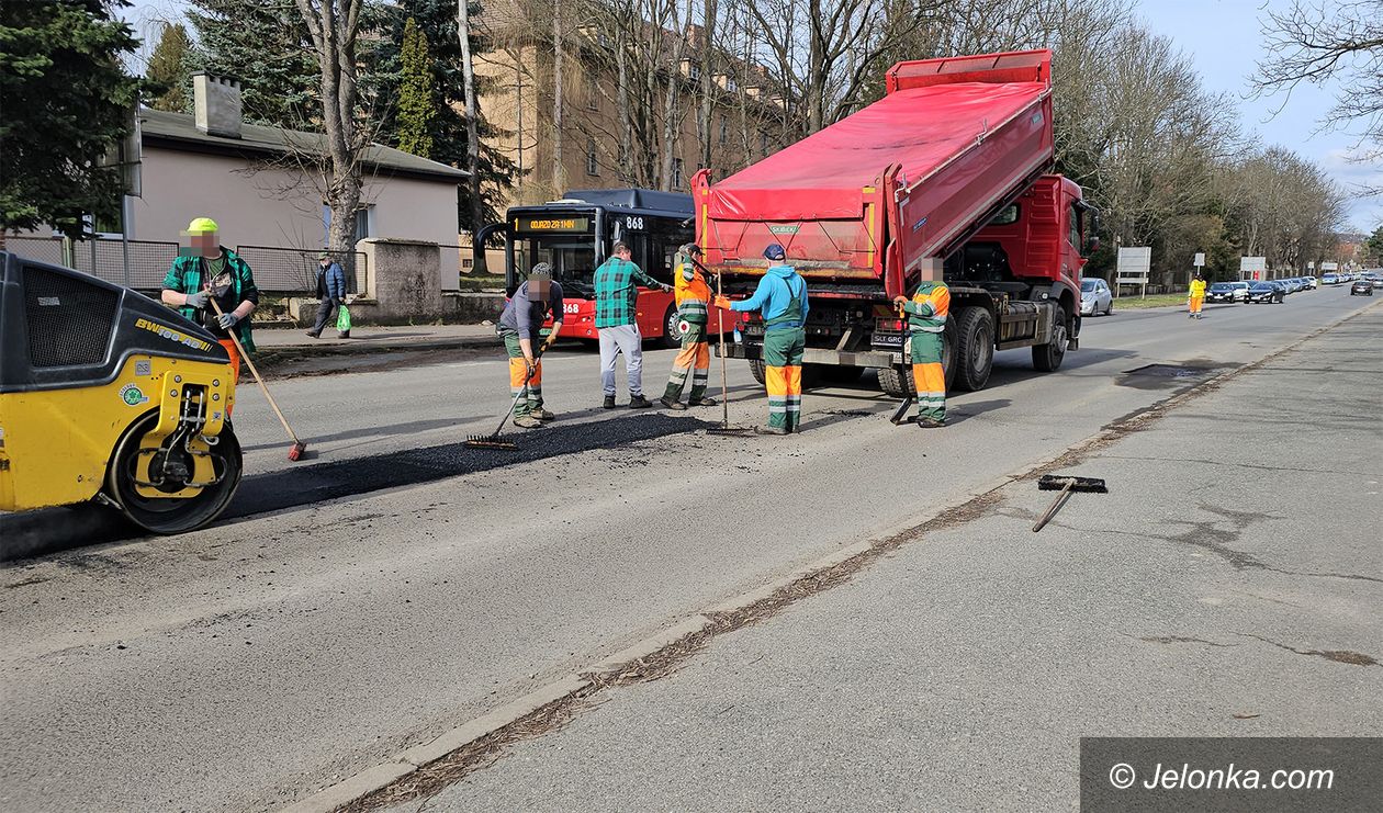 Jelenia Góra: Łatają dziury w ulicach