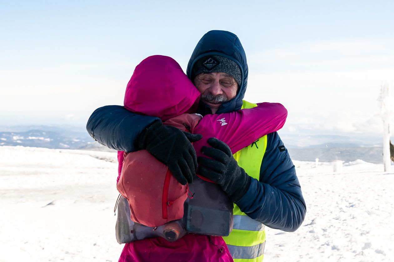 Karkonosze: Niesamowite – pan Marek od 10 lat wita ludzi na Śnieżce