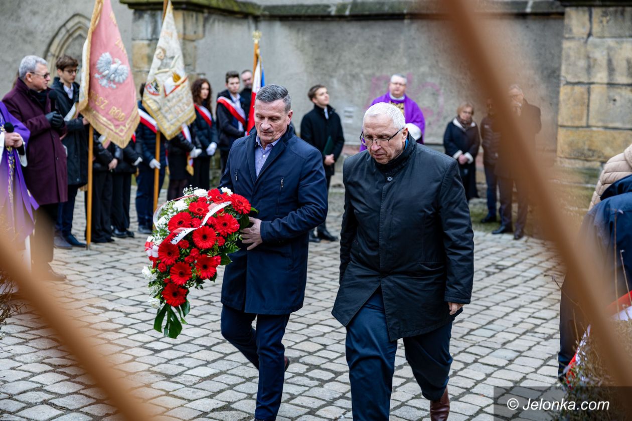 Jelenia Góra: Złożyli wieńce pod krzyżem