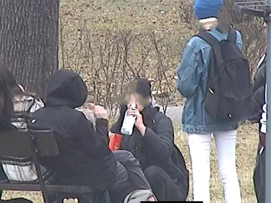 Jelenia Góra: Libacja w parku przy kościele