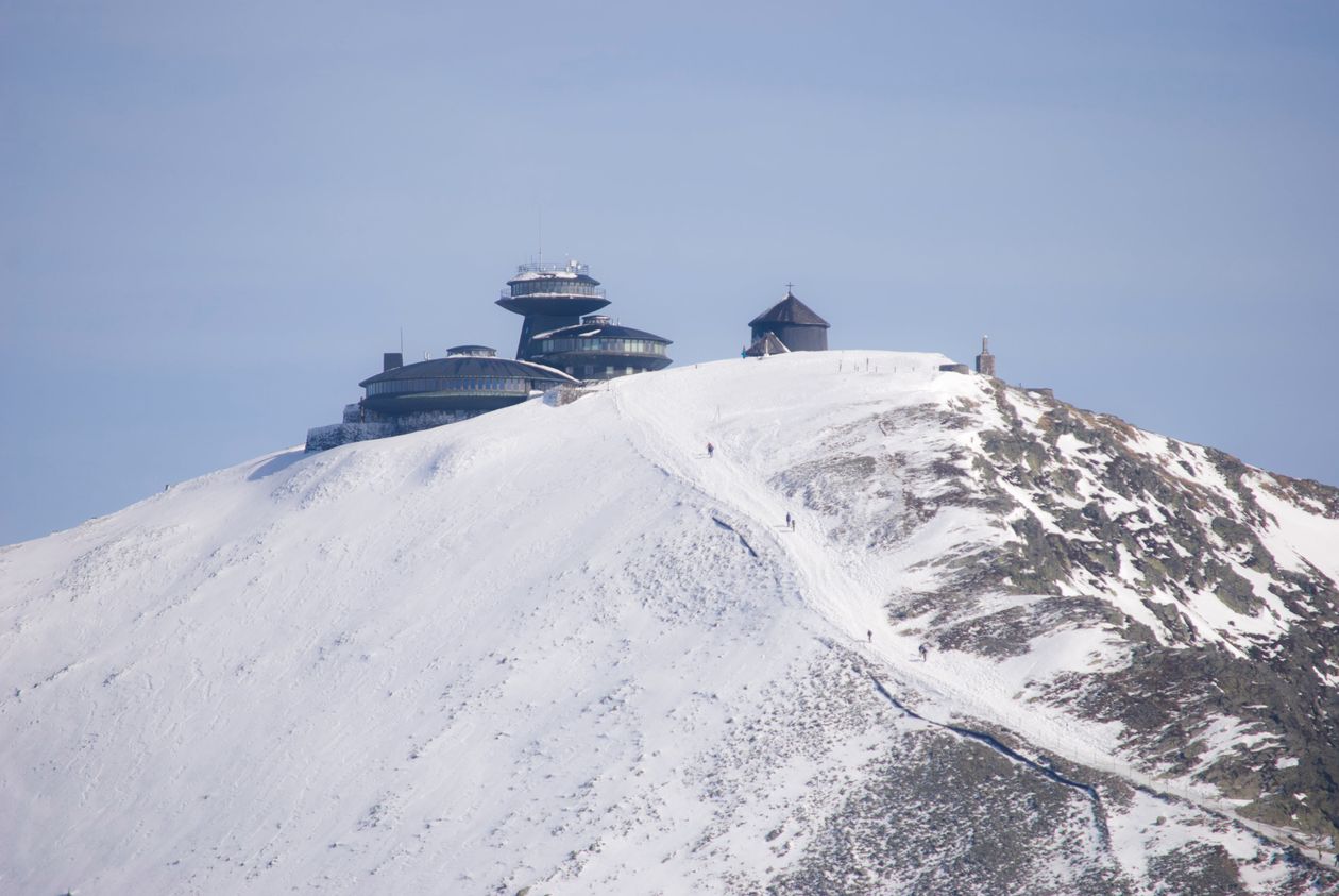 Karkonosze: Śniegu na Śnieżce coraz mniej