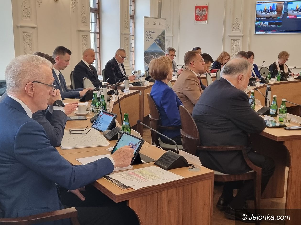 Jelenia Góra: Radni debatują o pomocy dla ubogich