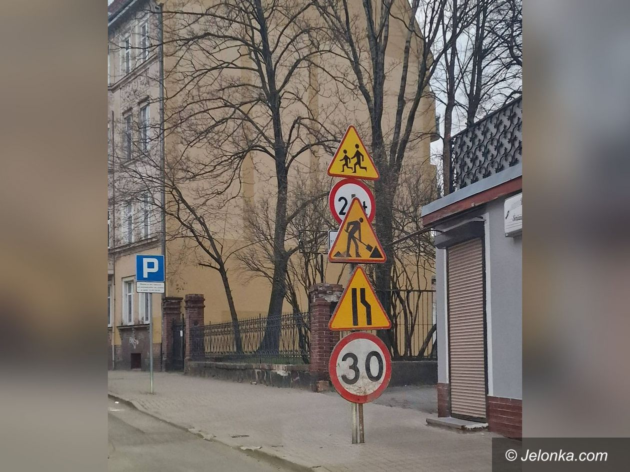 Jelenia Góra: Znak na znaku znakiem pogania