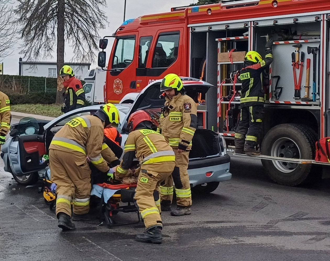 Gryfów Śląski: Trójka uwięziona w samochodach