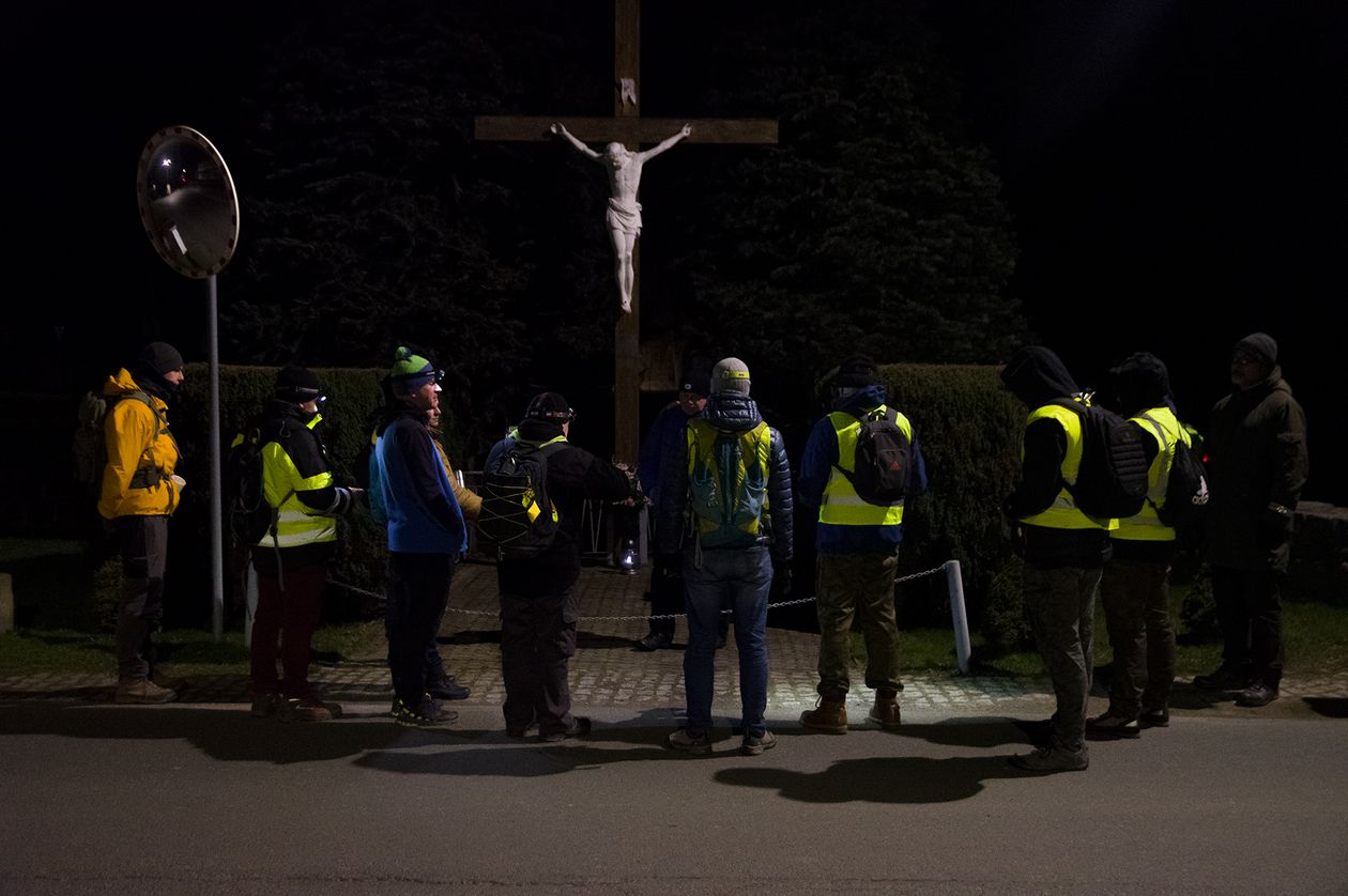 Janowice Wielkie: Z Jeleniej Góry na Krzyżną Górę