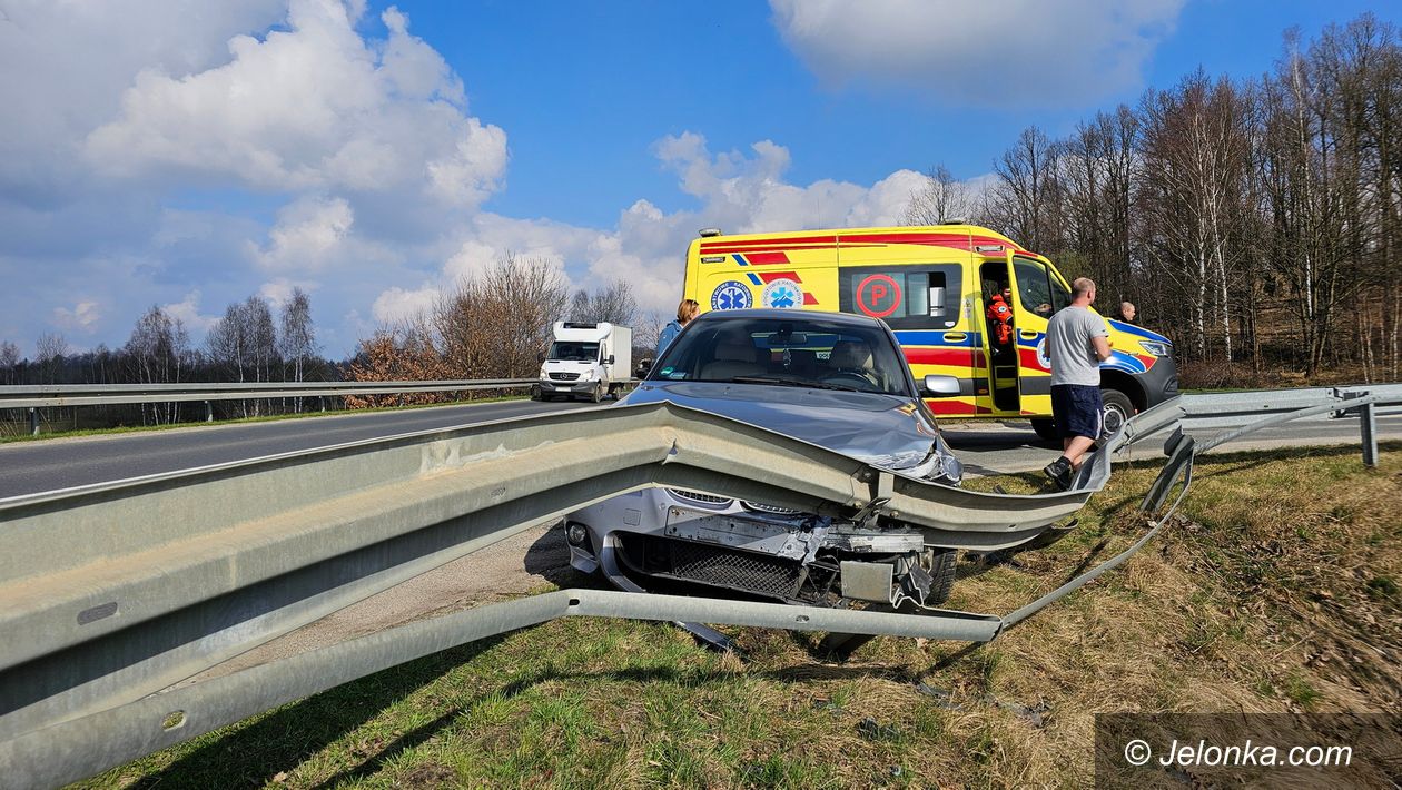 Jelenia Góra: BMW w barierki