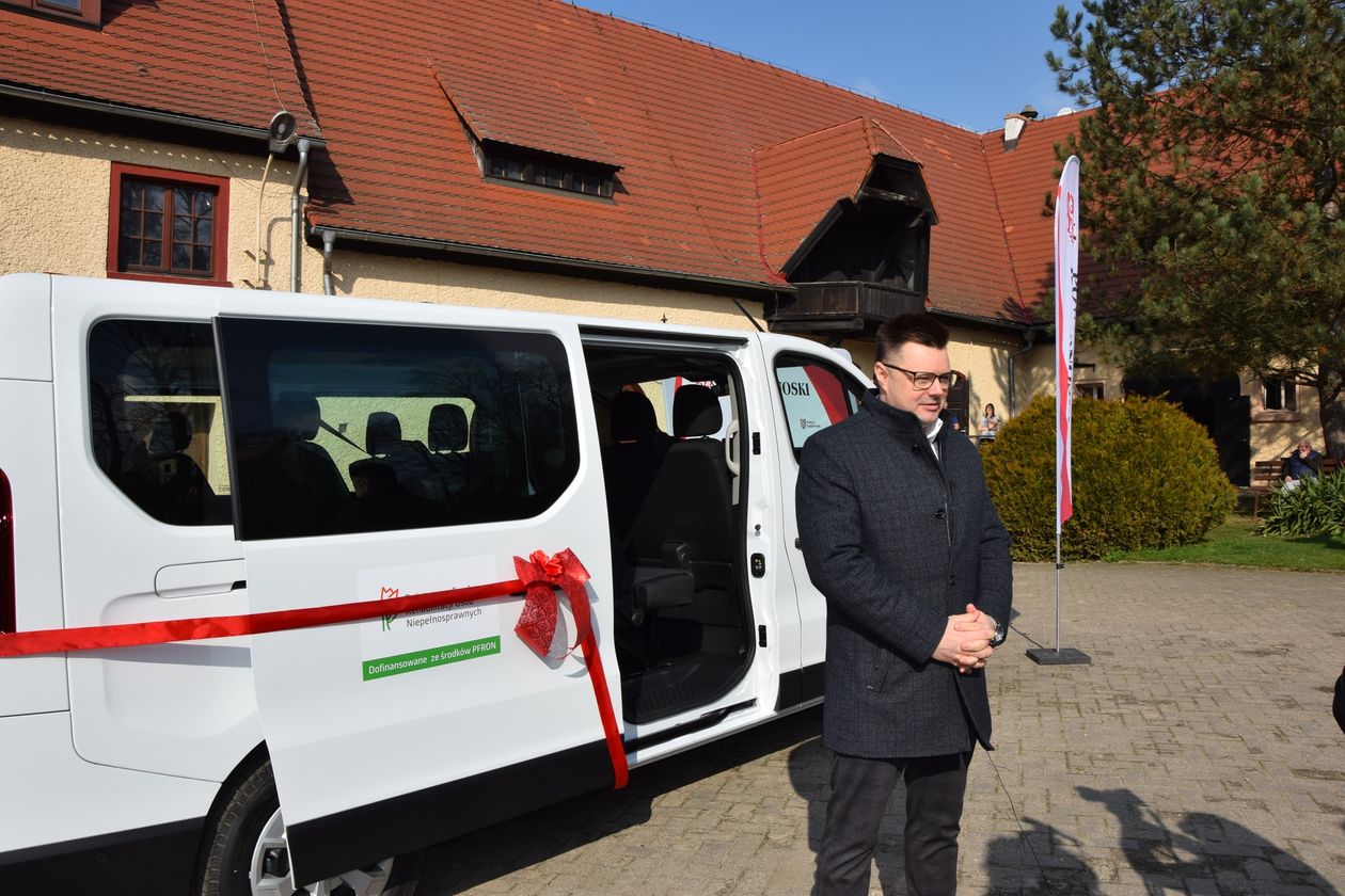 Janowice Wielkie: Bus od Starostwa Karkonoskiego dla DPS