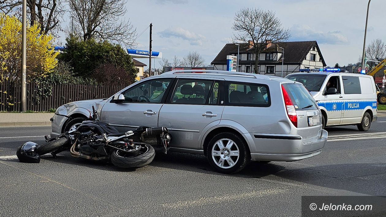 Jelenia Góra: Motor zderzył się z osobówką