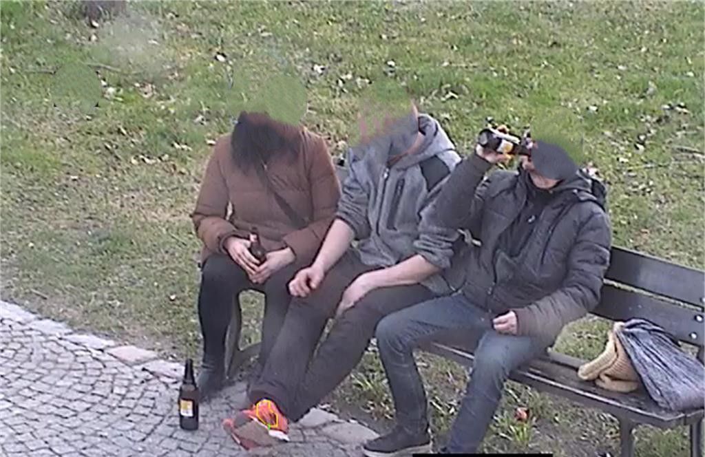 Jelenia Góra: Załatwiali się przy grobowcach
