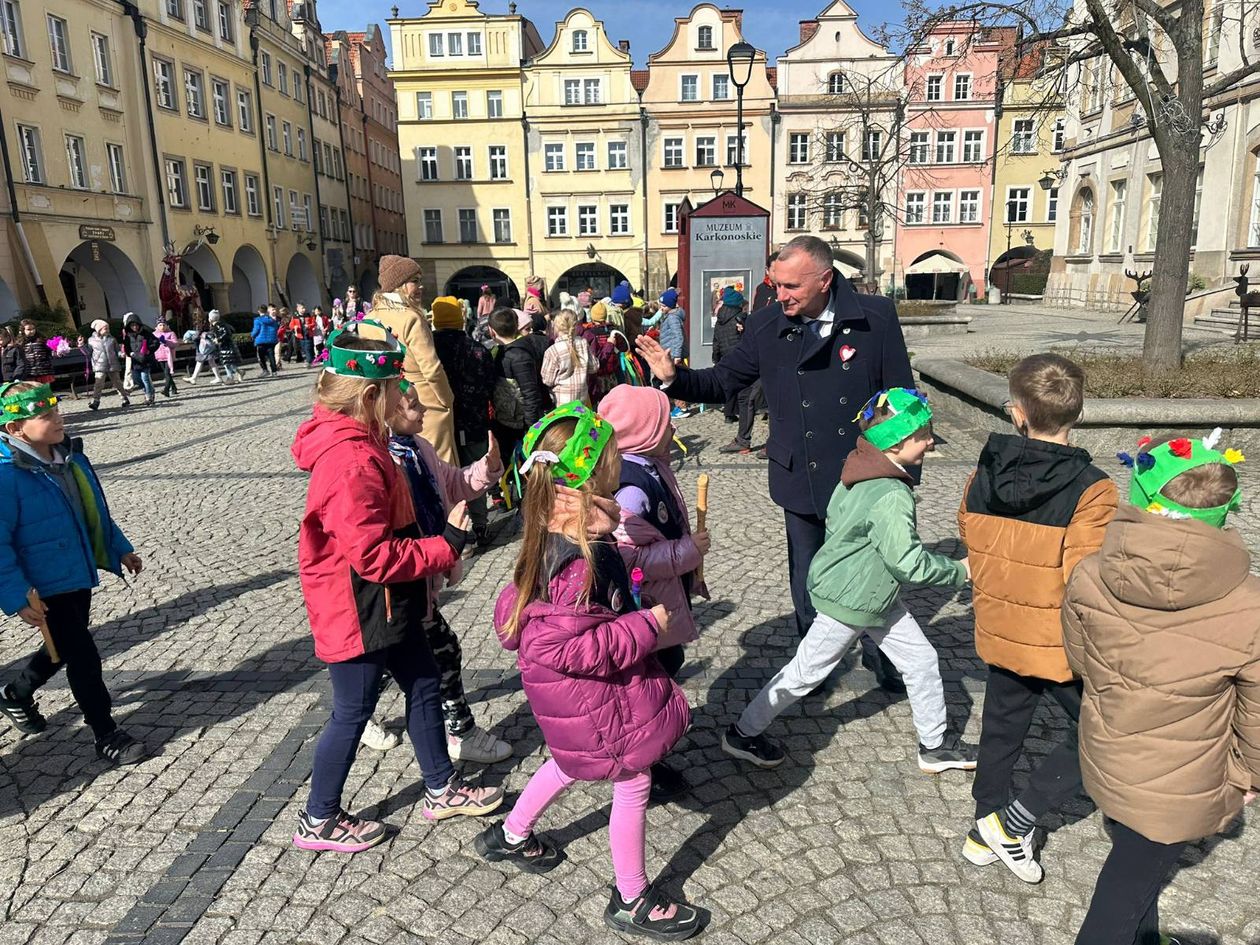 Jelenia Góra: Maszeruje wiosna, w ręku trzyma kwiat