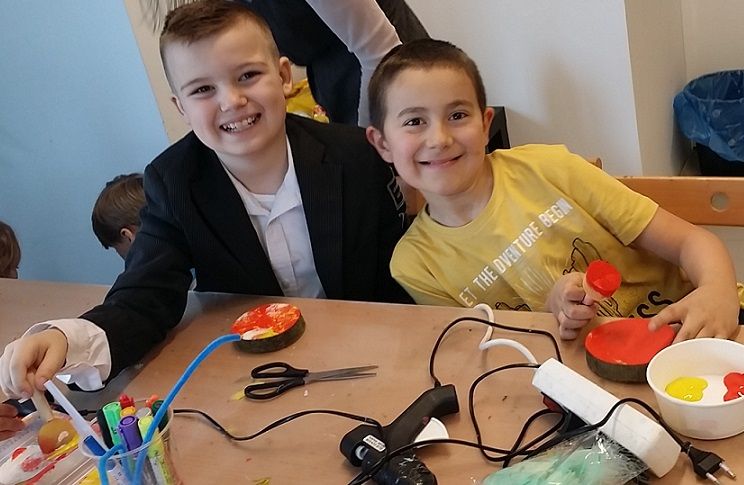 Jelenia Góra: Zając wielkanocny na plastrze drewna