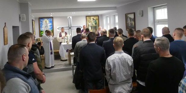 Zaręba: Biskup odwiedził więźniów