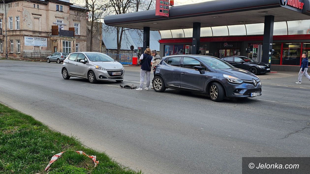 Jelenia Góra: Urwało zderzak na Wolności
