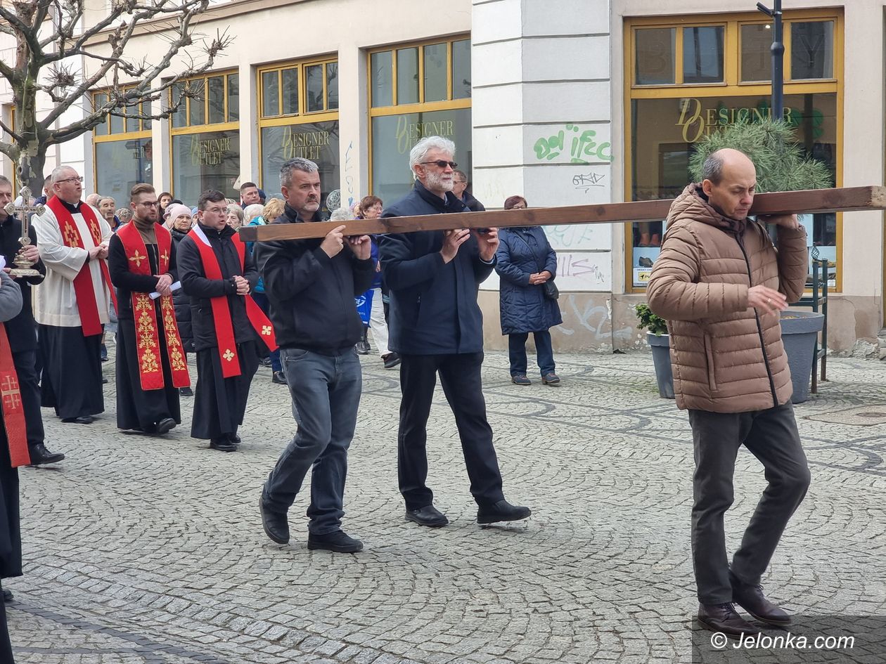 Jelenia Góra: Droga Krzyżowa w centrum