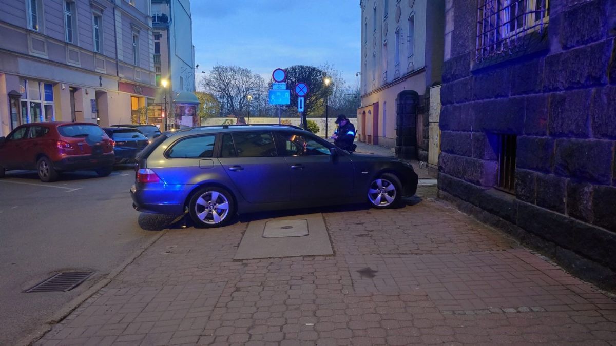 Jelenia Góra: „Beemką” zastawił chodnik
