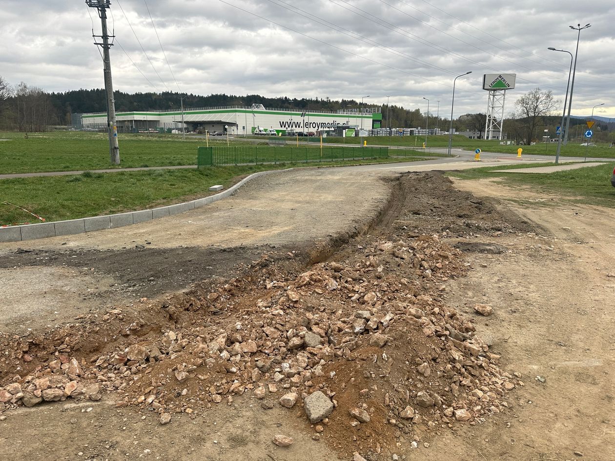 Jelenia Góra: Trwa budowa drogi do stanicy rowerowej