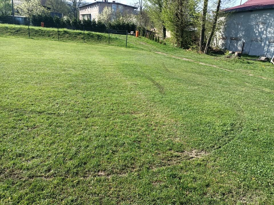 Janowice Wielkie: Wandale zniszczyli boisko