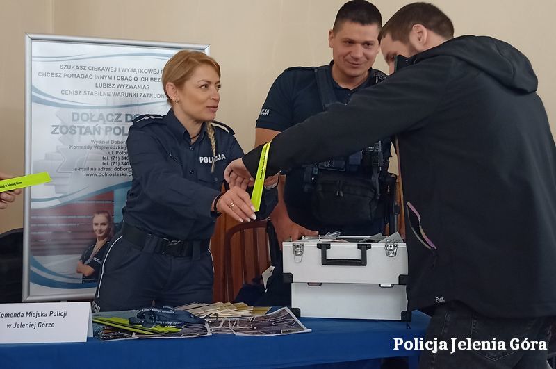 Powiat: 5800 na rękę w policji